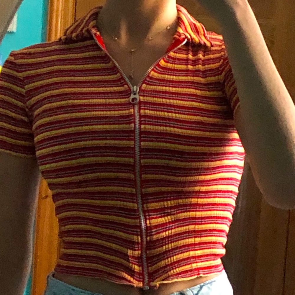 Real retro-vintage top from the 90s with front zipper.  (Size US : S)
